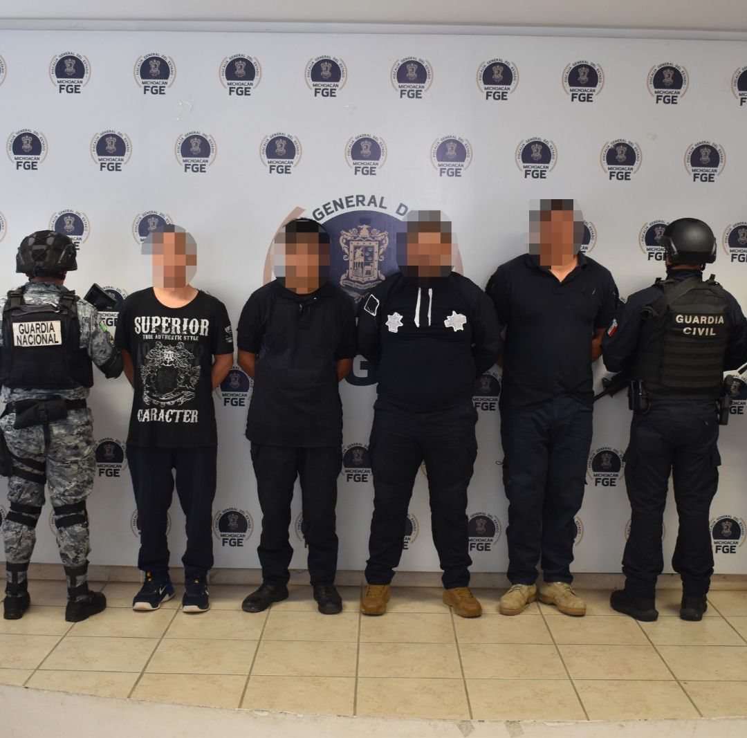 Las cuatro personas detenidas fueron puestas a disposición de la autoridad jurisdiccional competente. Foto: FGE